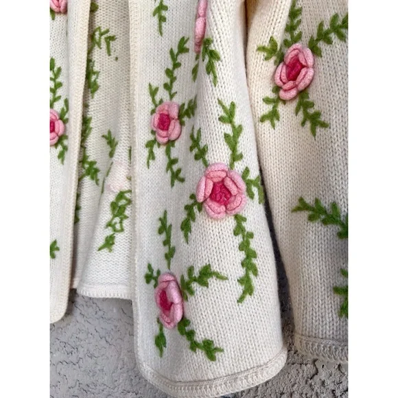 VINTAGE 1960s 3D Rose Floral Appliqué Embroidered Cream Pink Open Wool Cardigan - Picture 4 of 15